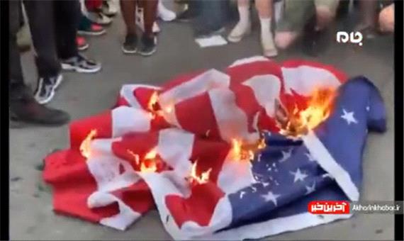 آتش‌زدن پرچم آمریکا در روز جشن استقلال مقابل کاخ سفید