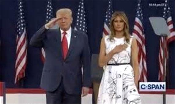 سوتی دونالد ترامپ هنگام پخش سرود ملی آمریکا