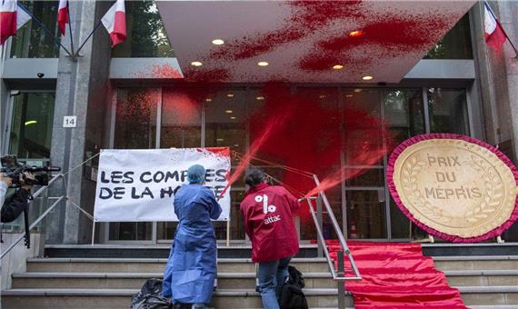 معترضان فرانسوی بر روی ساختمان وزارت بهداشت این کشور رنگ قرمز پاشیدند