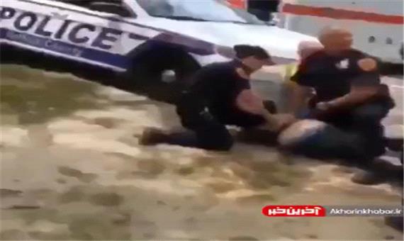 پلیس آمریکا باز هم روی گردن معترضان زانو زد!