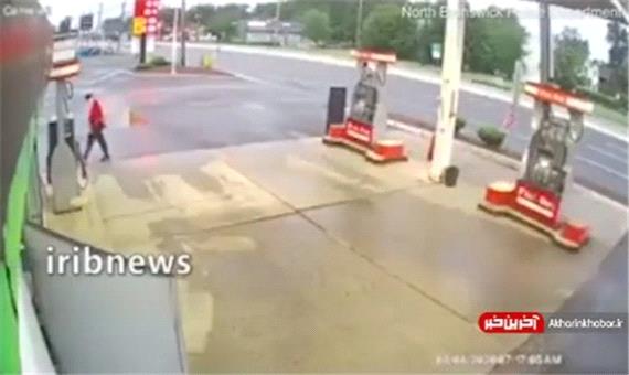 لحظه برخورد خودرو با پمپ بنزین در ایالت نیوجرسی آمریکا
