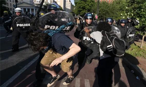 استفاده پلیس آمریکا از لوازم ضدشورش انگلیسی در حمله به معترضان