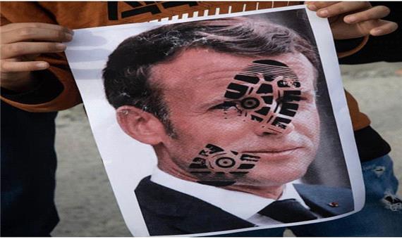 خشم مسلمانان جهان علیه رئیس جمهور فرانسه؛ تصویر مکرون لگدکوب شد