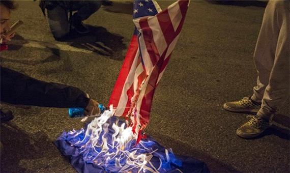 معترضان خشمگین در واشنگتن پرچم آمریکا را آتش زدند