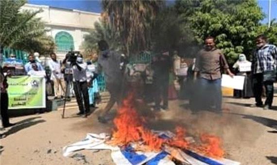 آتش زدن پرچم رژیم صهیونیستی در تظاهرات سودان