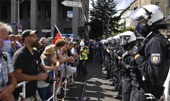 برلینی‌ها همچنان علیه «ماسک» تظاهرات می‌کنند