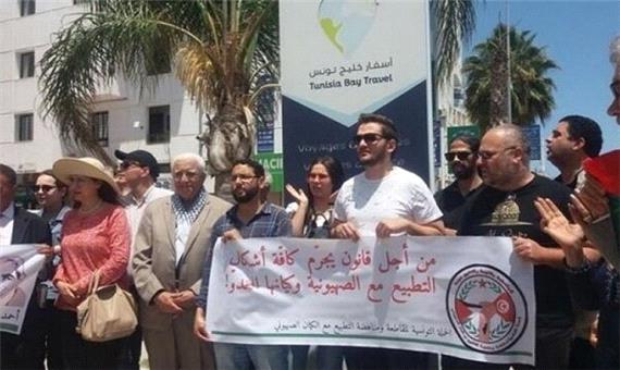 تجمع اعتراض آمیز تونسی ها مقابل سفارت فرانسه