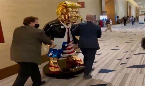 رونمایی از مجسمه طلای ترامپ در کنفرانس سالانه محافظه‌کاران آمریکا