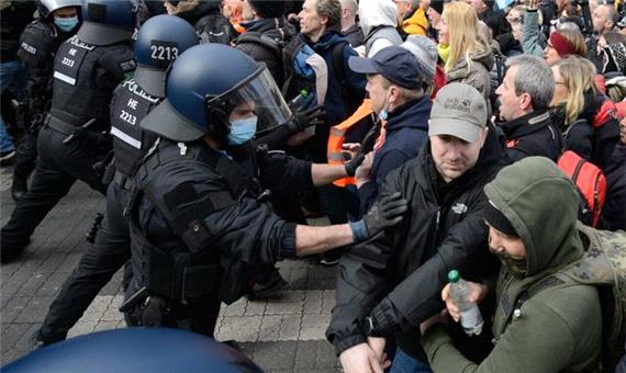 درگیری بین پلیس و مردم!/معترضان: محدودیت‌های کرونایی را بردارید+جزییات