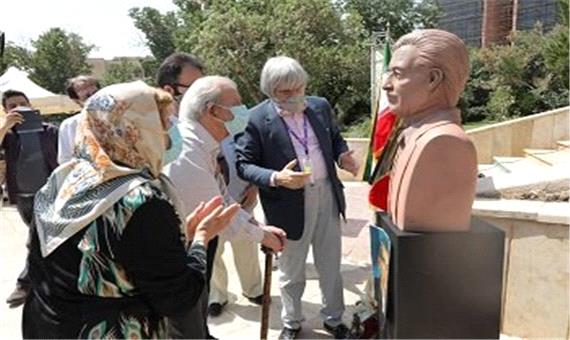 رونمایی از سردیس قنبری مهر در بوستان شقایق مهر