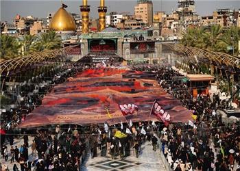 اهتزاز تصویر رهبران و فرماندهان شهید در بین الحرمین+فیلم