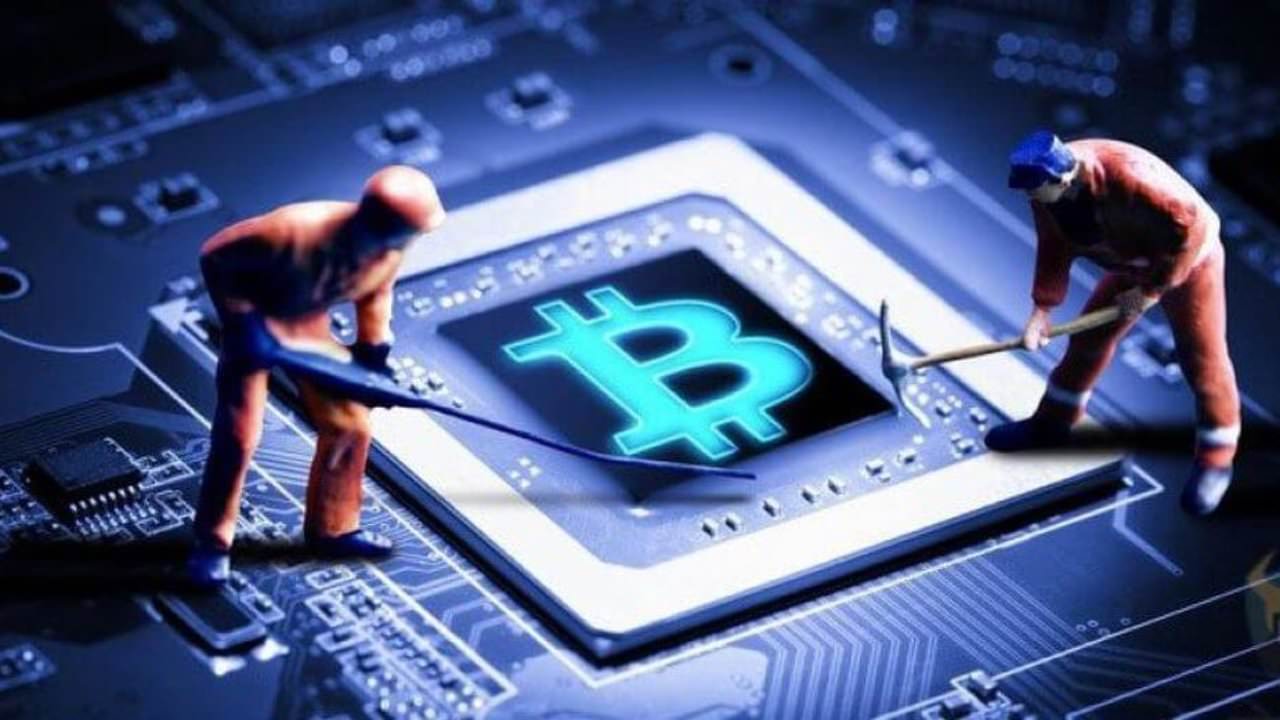 آیا ذخیره‌ی بیت کوین توسط ماینرها به معنای افزایش احتمالی قیمت آن است؟