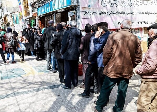 دولت با ۶۰۰ هزار مرغداری چه کرد که مردم باید در صف بایستند؟!