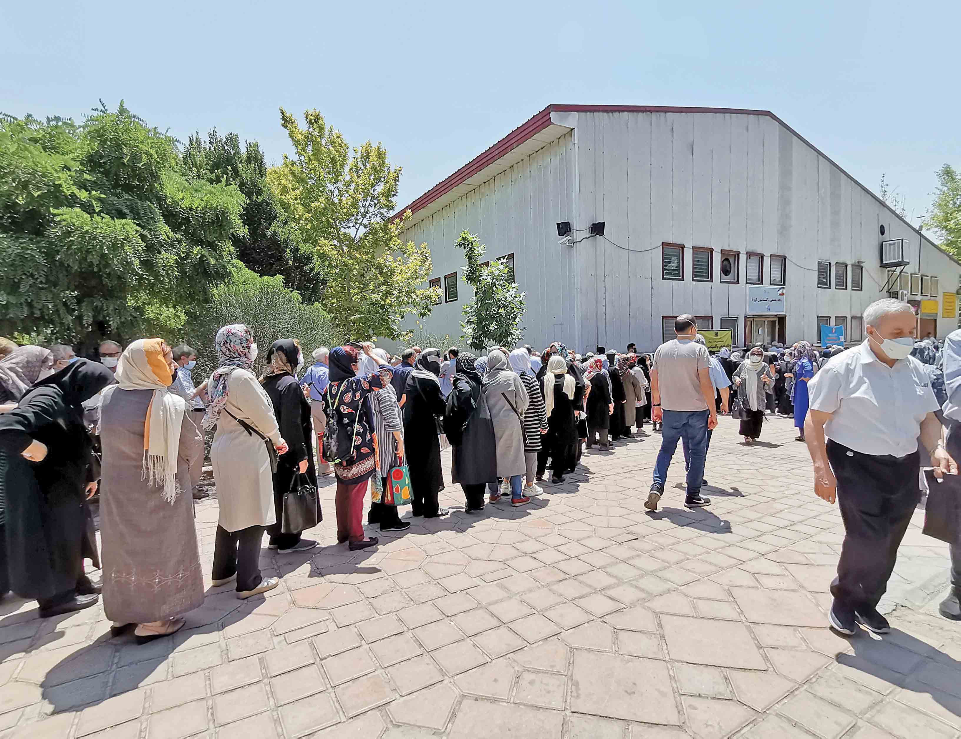صبور و سرگردان در صف واکسن