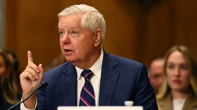 وقتی تاکر کارلسون، ادعای‌های سناتور جنگ طلب آمریکایی درباره ونزوئلا و حزب الله را به سخره می‌گیرد!