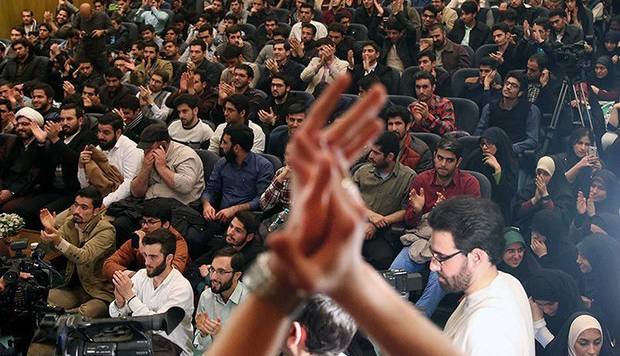 سیاست تنها زمانی زنده می‌شود که دوباره با جامعه زندگی کند