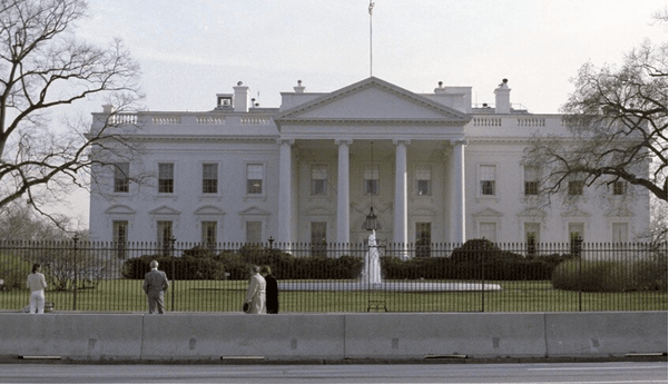 کاخ سفید رسانه‌ها را در «سالن ننگ» به صلیب کشید!