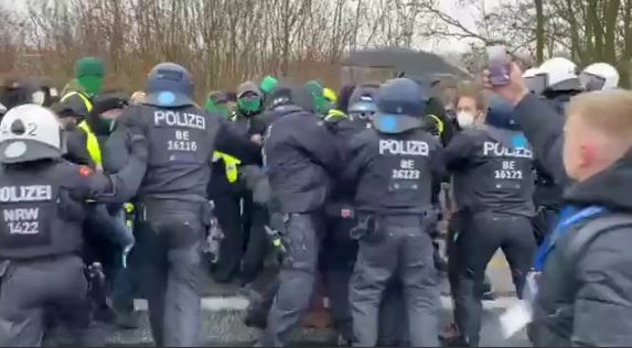 درگیری پلیس آلمان با تظاهرکنندگان
