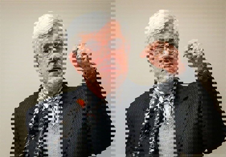 عارف: با جمع شدن کالاها از قفسه فروشگاه‌ها مقابله شود