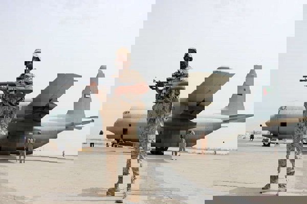 فرار افسران اماراتی از بندر یمن بعد از حمله هوایی ائتلاف سعودی