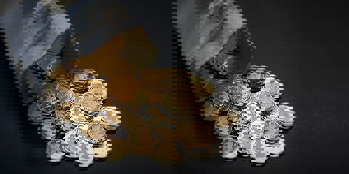 کاهش قیمت‌ها در بازار طلا و سکه؛ دلار به کانال ۱۳۷ هزار تومان بازگشت