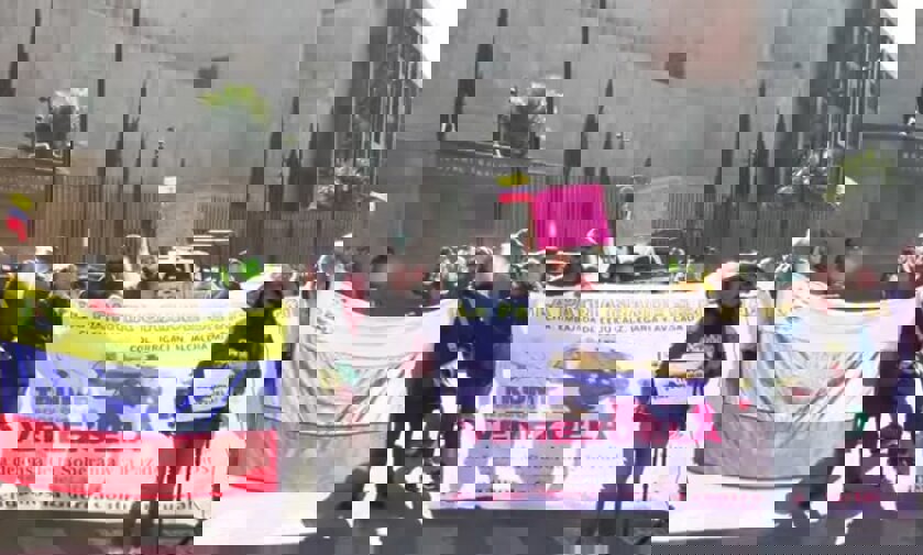 معترضان مکزیکی سفارت آمریکا را با سنگ مورد حمله قرار دادند