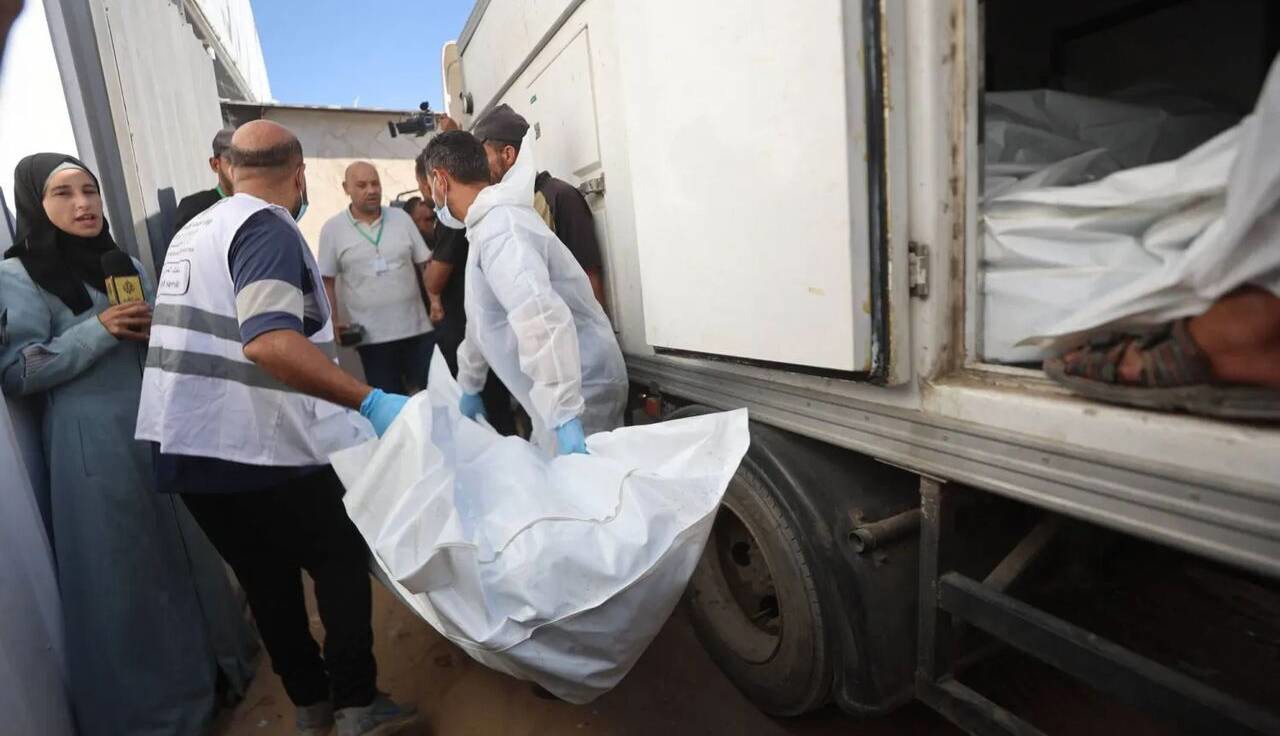 پیکر ۵۴ شهید و ۶۶ صندوق حاوی بقایای انسانی به بیمارستان شفای غزه تحویل داده شد