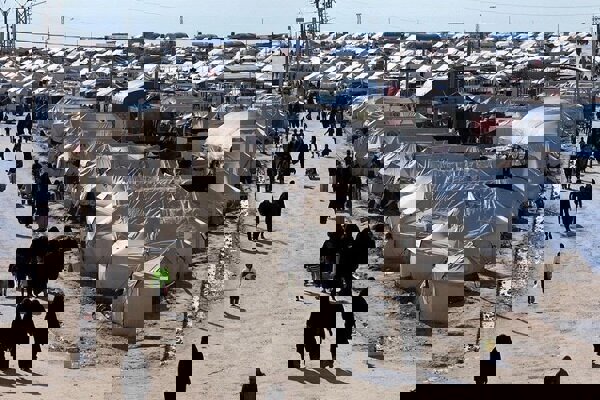 فرار دسته‌جمعی خانواده‌های داعشی مقابل چشمان نظامیان آمریکایی