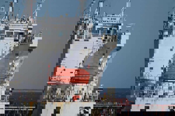 فرانسه نفت‌کش مرتبط با روسیه را آزاد کرد