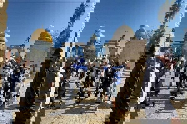 تعرض شهرک‌نشینان صهیونیست به مسجدالاقصی+ فیلم