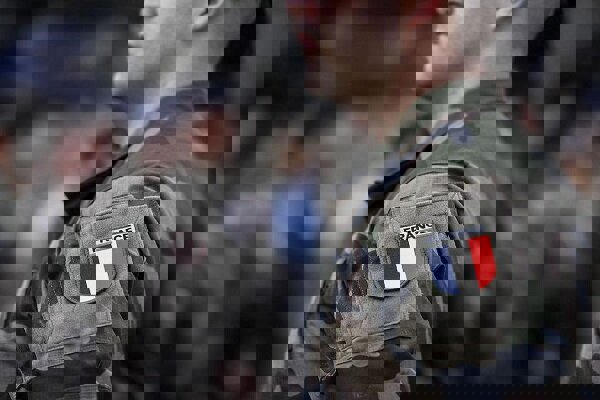 کشته شدن سرباز فرانسوی نزدیک پاریس