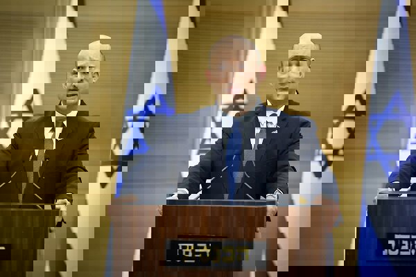 انتقاد شدید «بنت» از وزیر صهیونیست: او دلقک است