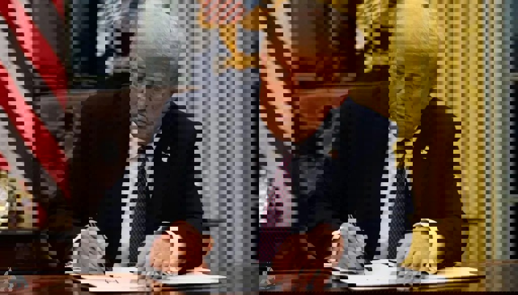 دهن کجی ترامپ به دیوان عالی آمریکا؛ تعرفه ۱۰ درصدی رسما امضا شد