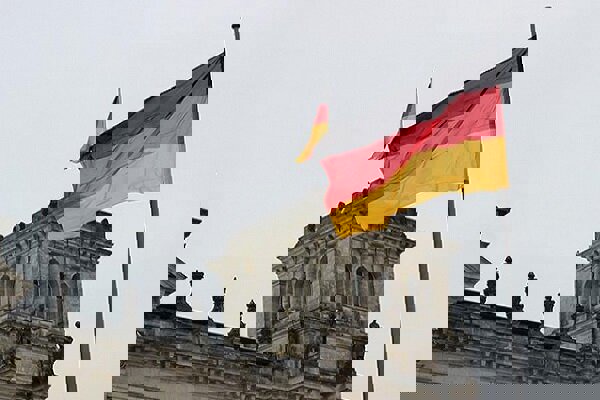 سیاستمدار آلمانی: تحریم‌های ایران باید لغو شود