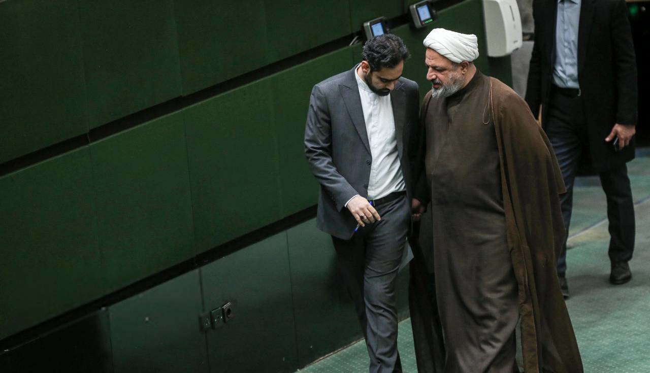 انتقاد روزنامه اصولگرا از چند نماینده جنجالی: صدایتان بلند است اما وزنی ندارید