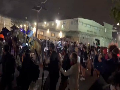 تجمع معترضان در نزدیکی یک مرکز بازداشت مهاجران در نیوجرسی
