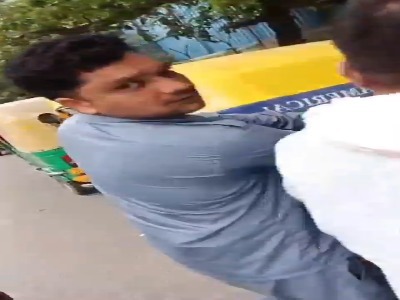 پاره کردن عکس ترامپ و پرچم آمریکا در هند