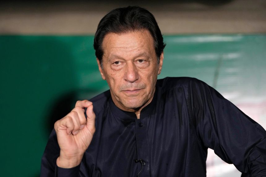 عمران خان از بیمارستان به زندان بازگردانده شد، هوادارانش خیابان را گل باران کردند | آخرین خبر