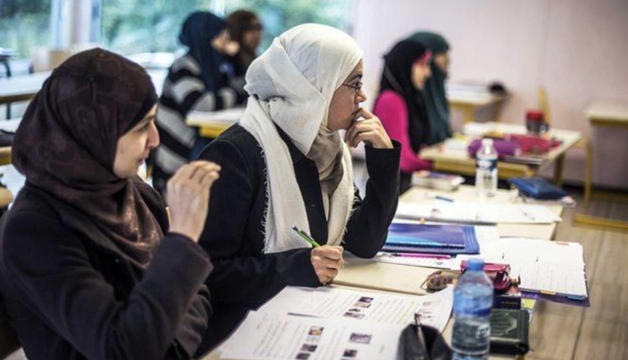 بدرقه اشک‌بار معلم محجبه توسط دانش‌آموزان در یکی از مدارس باکو
