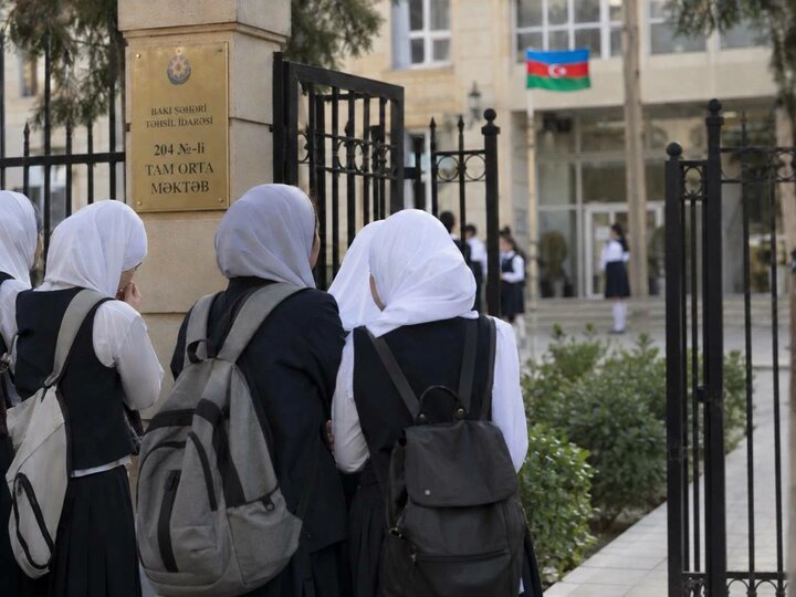 شیوه عجیب بیرون راندن دانش آموزان محجبه آذربایجانی توسط مدیر مدرسه