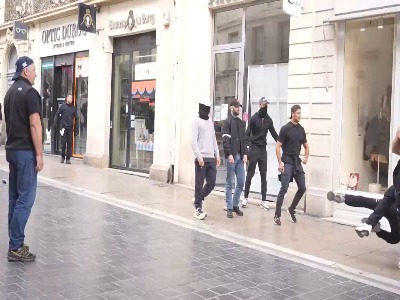 سکوت پلیس فرانسه در برابر یورش راست‌های افراطی به معترضان
